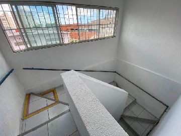 Corredor de escada de acesso ao segundo pavimento com janela