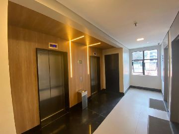 Hall e corredor do andar da sala