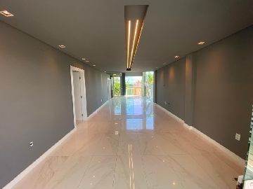 Ampla sala de estar e jantar