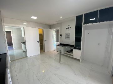 Cozinha planejada com despensa