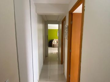 Corredor com rouparia