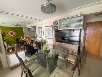 Sala de jantar com cozinha americana