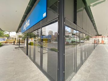 Vis�o do p�tio frontal da esquina das duas ruas