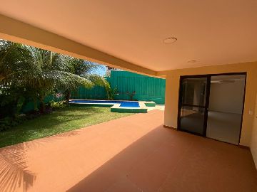 Terra�o de frente para a piscina