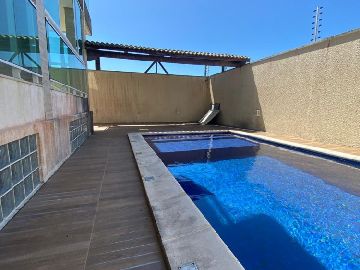 Piscina com deck nos fundos