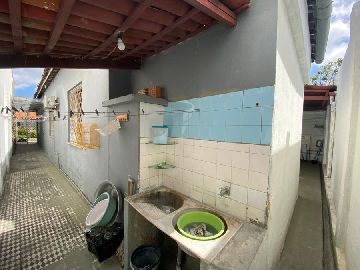Lavanderia com sa�da atrav�s do corredor lateral do im�vel