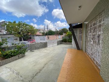 Amplo terra�o no p�tio frontal do im�vel