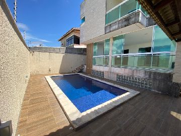 Piscina com deck nos fundos
