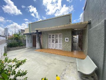 P�tio frontal do im�vel com terra�o e recuo na lateral