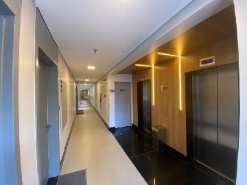 Hall e corredor do andar da sala