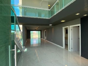 Sala com p� direito duplo com paineis de vidro