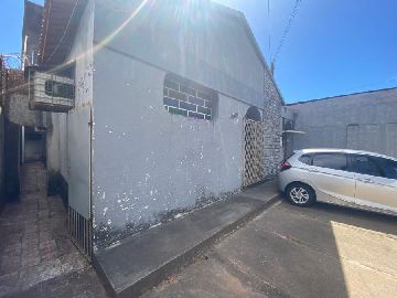 Recuos nas laterais com acesso de entrada e sa�da