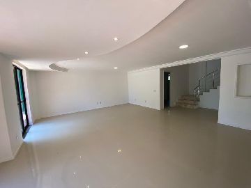 Acesso � cozinha e ao segundo piso