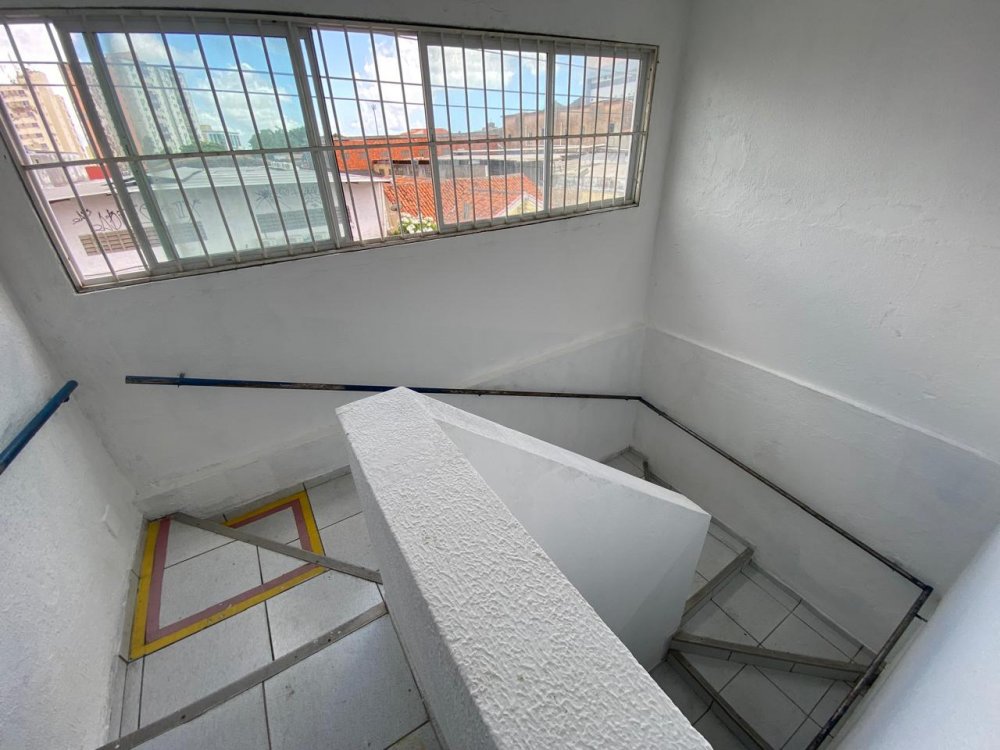 Corredor de escada de acesso ao segundo pavimento com janela