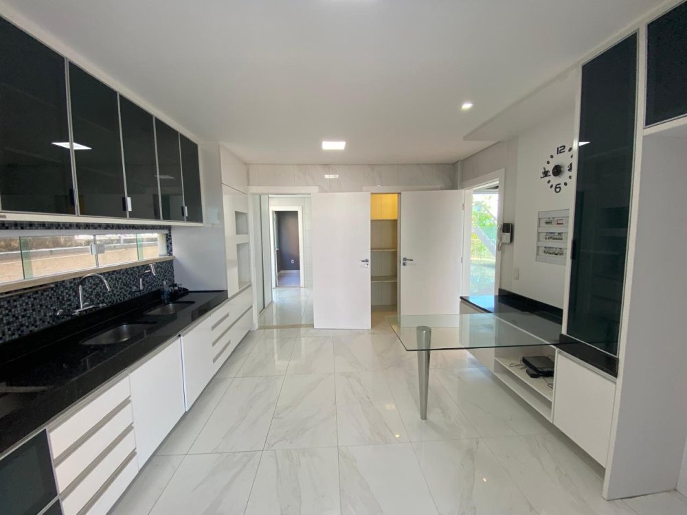 Cozinha planejada com despensa