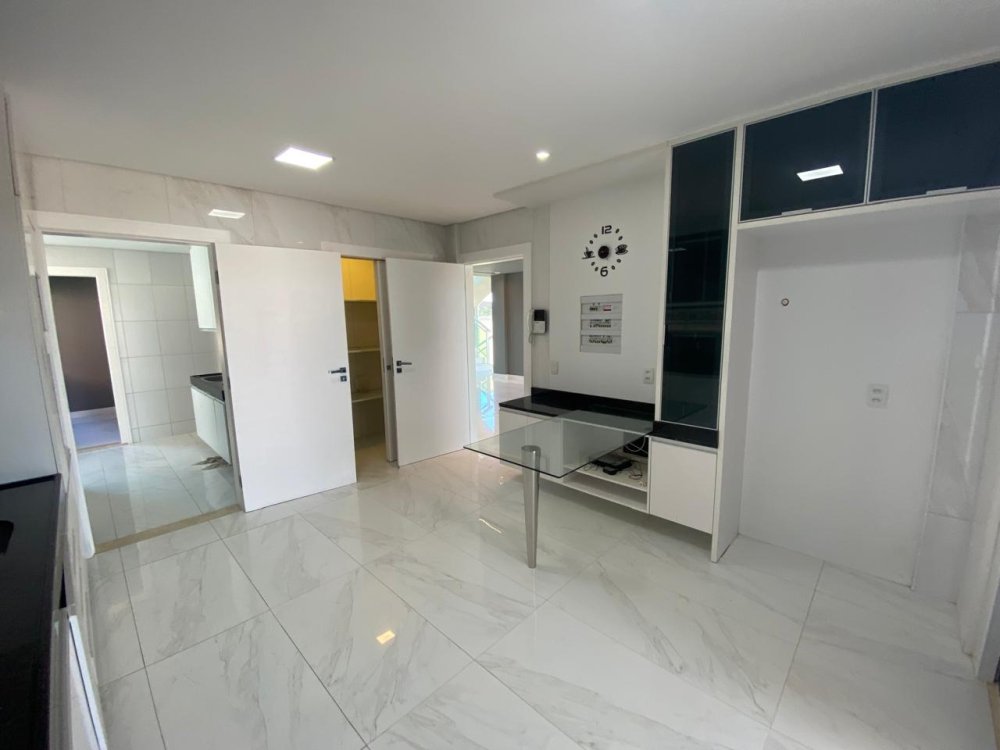 Cozinha planejada com despensa