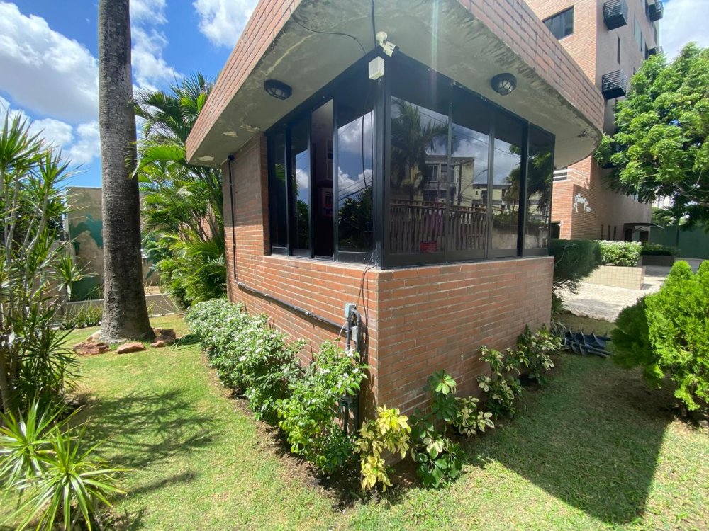 Guarita recuada no jardim