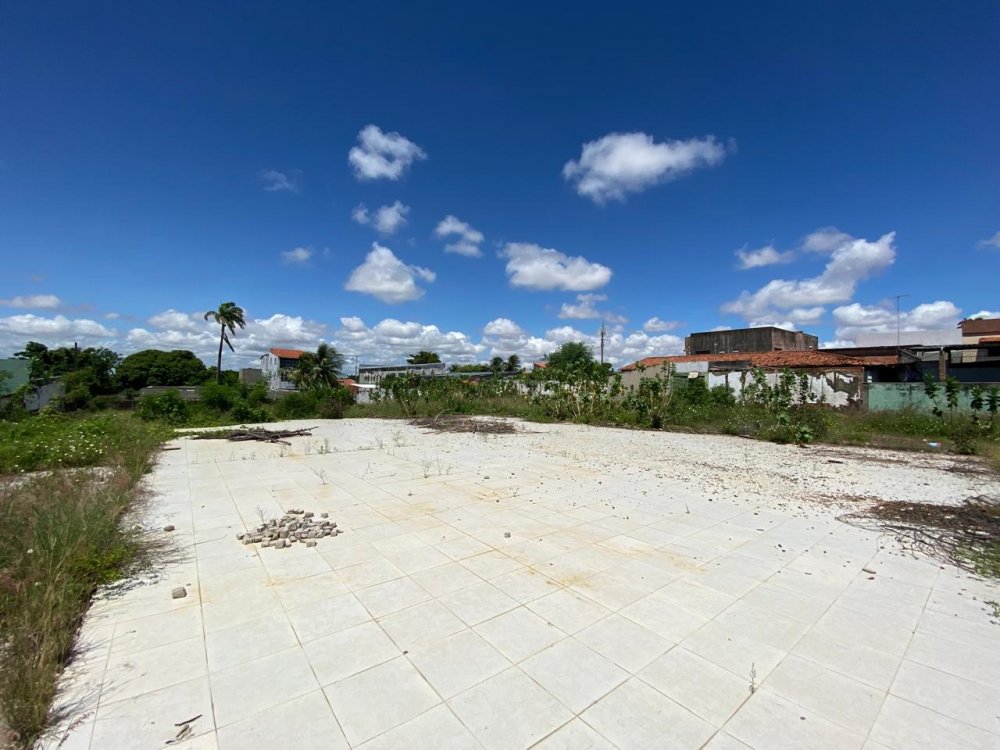 Foto da parte interna tirada da frente norte para o lado sul
