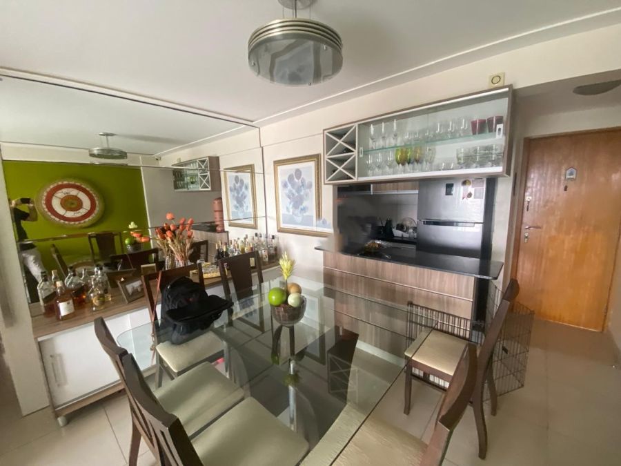 Sala de jantar com cozinha americana