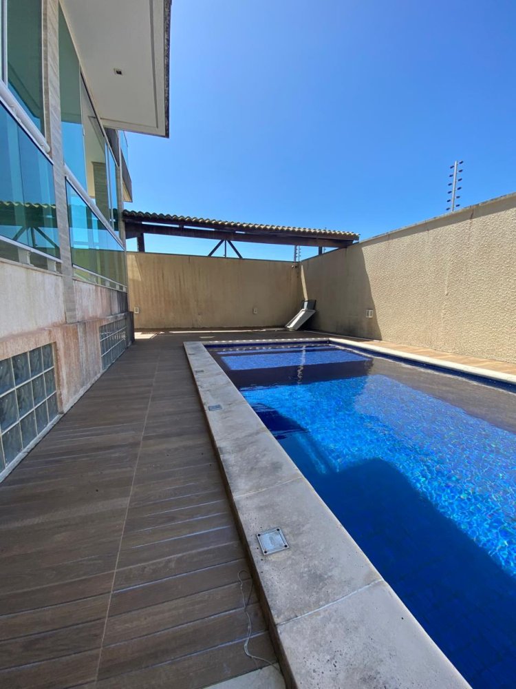 Piscina com deck nos fundos