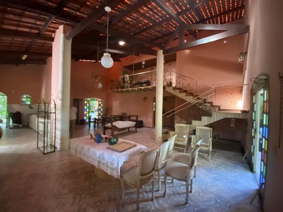 Amplo sal�o com p� direito duplo