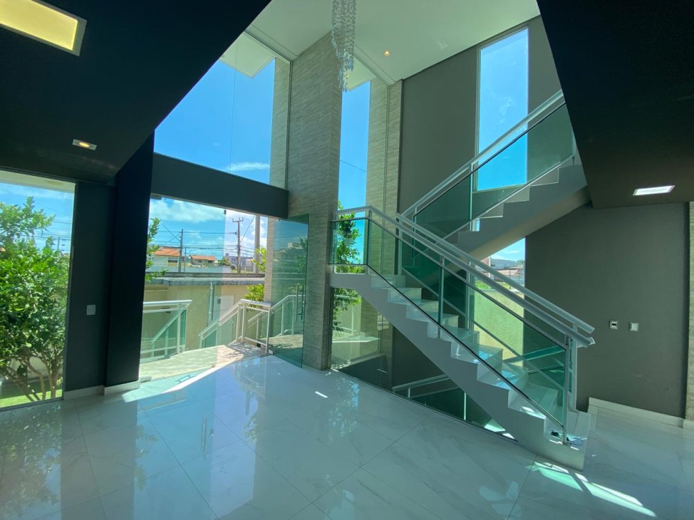 P� direito duplo e vidra�as na sala