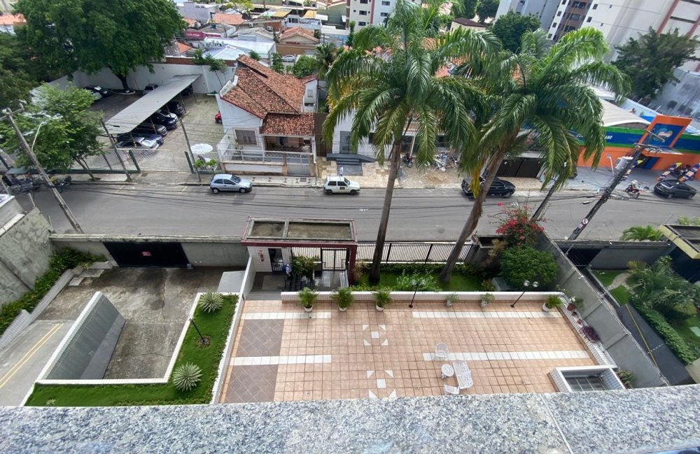 Visão do pátio frontal visto da janela do apartamento