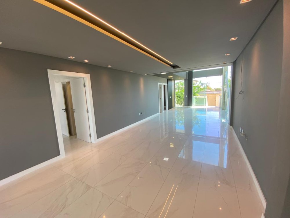 Ampla sala de estar e jantar