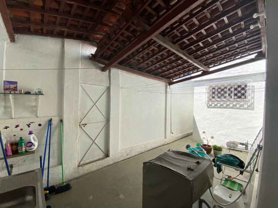 Lavanderia nos fundos com port�o que d� acesso � rua de tr�s do im�vel.