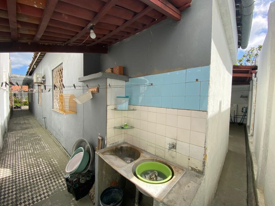 Lavanderia com sa�da atrav�s do corredor lateral do im�vel