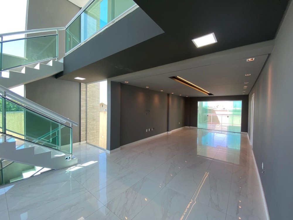 P� direito duplo e vidra�as na sala