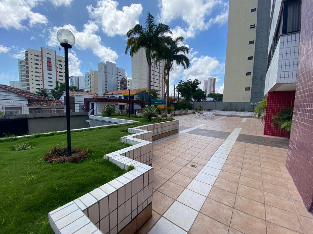 Amplo pátio com jardim