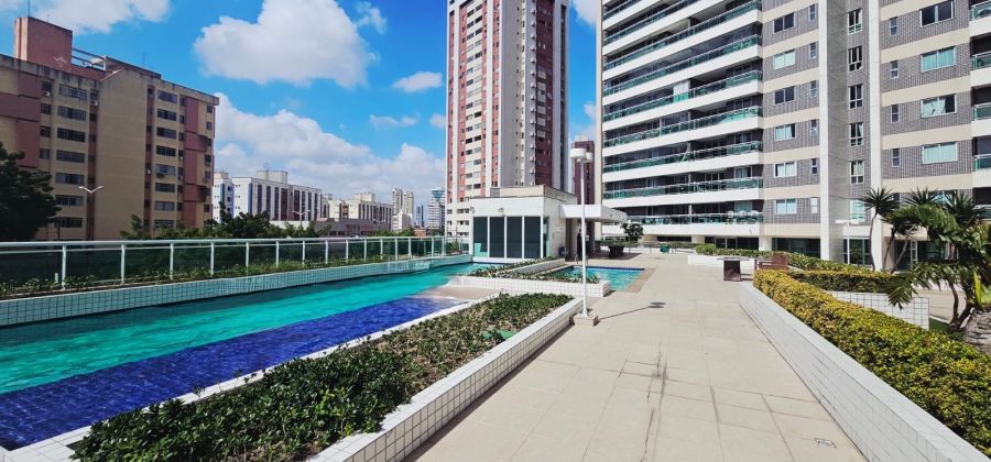 Piscinas e deck com sauna