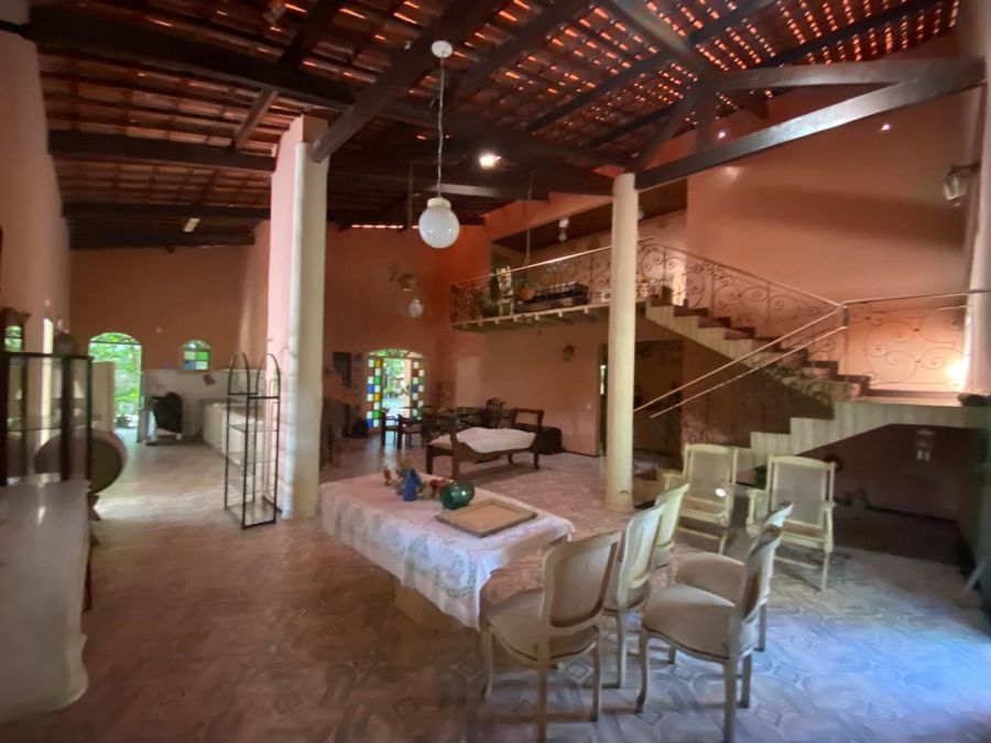 Amplo sal�o com p� direito duplo