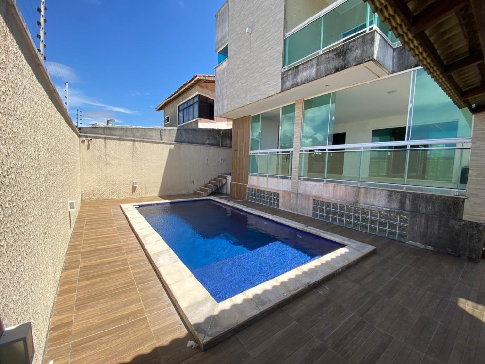 Piscina com deck nos fundos