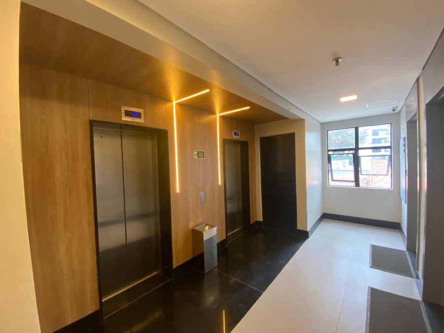 Hall e corredor do andar da sala