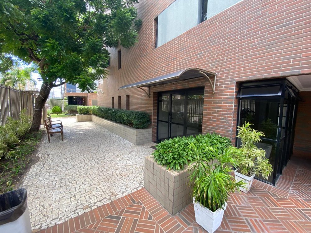 Entrada social e terra�o de apoio