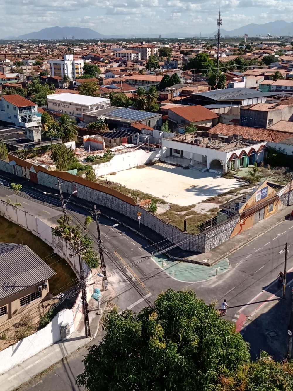 Vista a�rea ainda com resqu�cios da constru��o que foi demolida