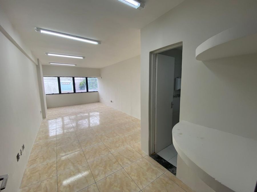 Sala com banheiro privativo