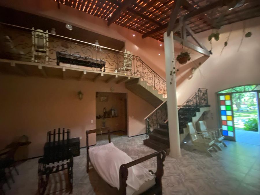 Amplo sal�o com p� direito duplo