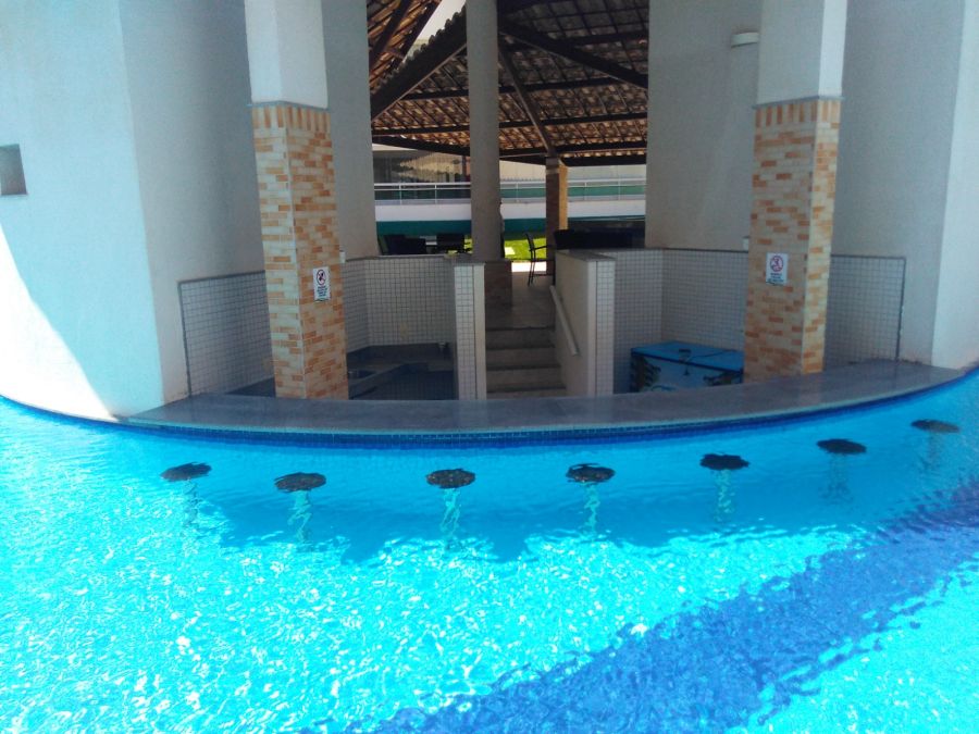 PISCINA COM BAR MOLHADO