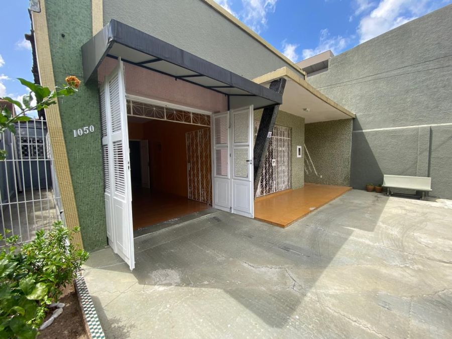 Acesso � garagem com corredor lateral do lado esquerdo