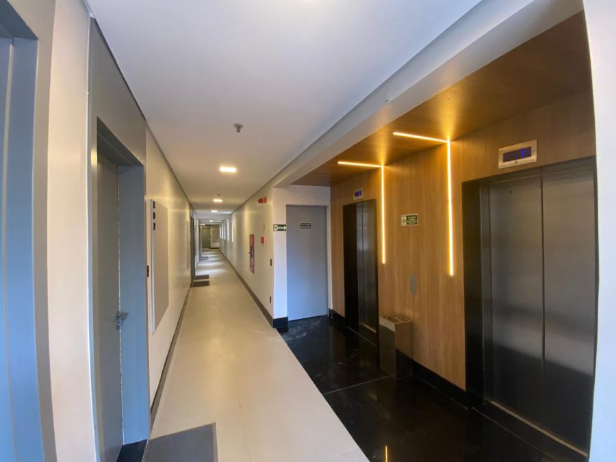 Hall e corredor do andar da sala