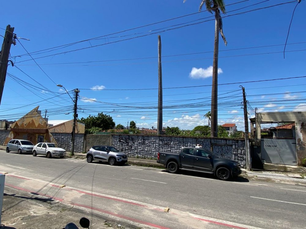 Frente do terreno pela Rua Monsenhor Salazar