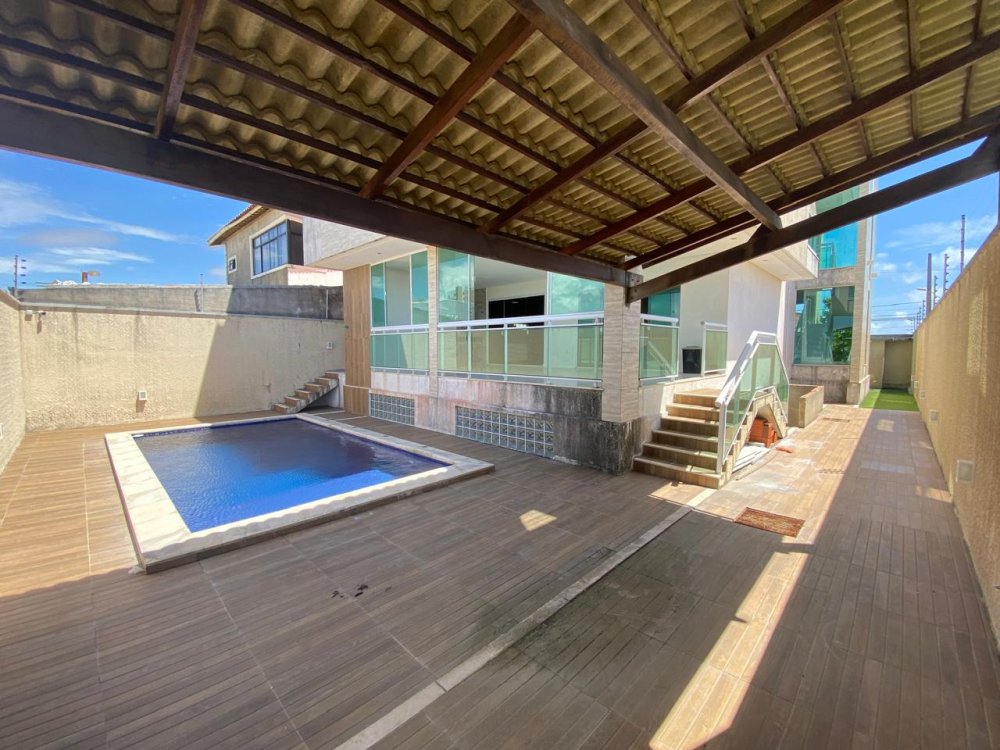 Piscina com deck nos fundos