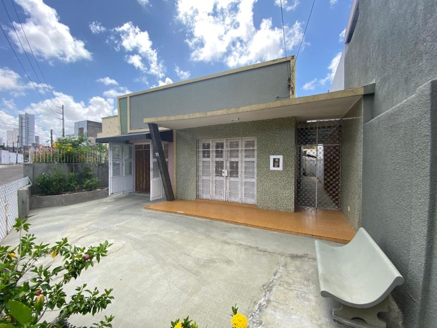 P�tio frontal do im�vel com terra�o e recuo na lateral