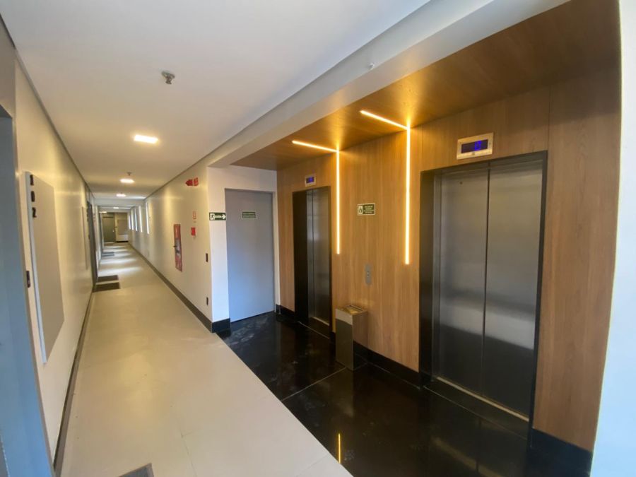 Hall e corredor do andar da sala