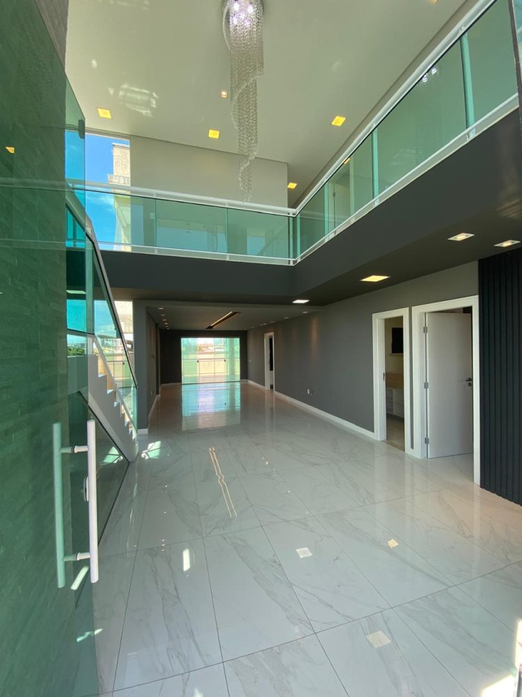 Sala com p� direito duplo com paineis de vidro