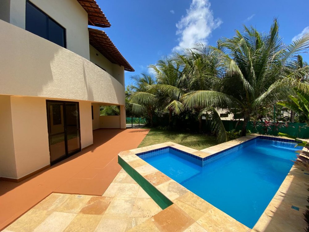 Piscina privativa no jardim da casa