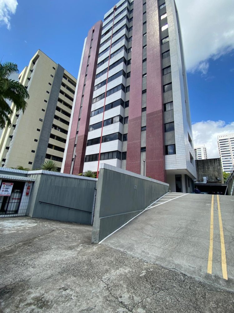 Entrada de veículos para os dois níveis de estacionamento